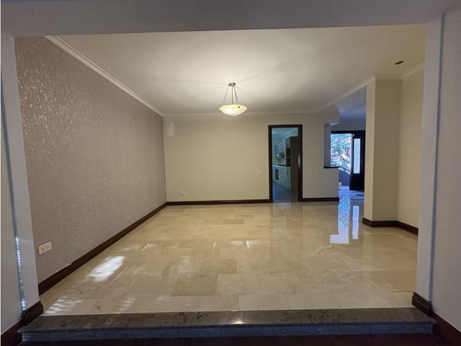 Casa de 3 alcobas en arriendo en El Poblado, Medellín, 217 m² · foto 2 de 17