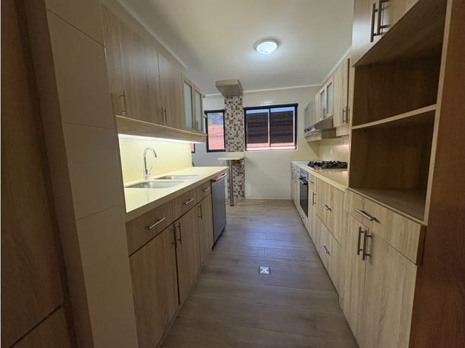 Casa de 3 alcobas en arriendo en El Poblado, Medellín, 217 m² · foto 3 de 17
