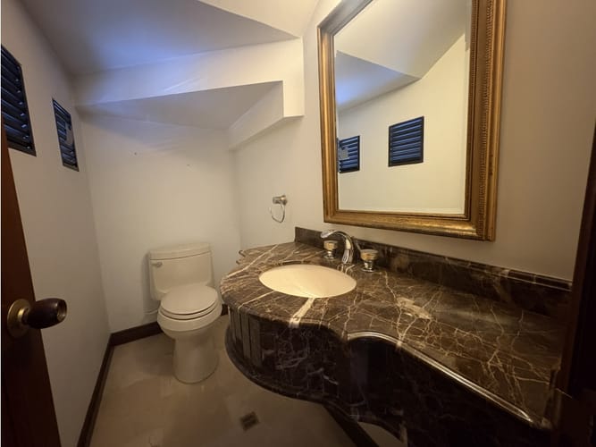 Casa de 3 alcobas en arriendo en El Poblado, Medellín, 217 m² · foto 6 de 17