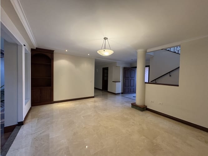 Casa de 3 alcobas en arriendo en El Poblado, Medellín, 217 m² · foto 7 de 17