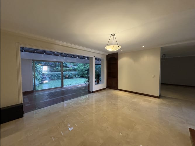 Casa de 3 alcobas en arriendo en El Poblado, Medellín, 217 m² · foto 8 de 17