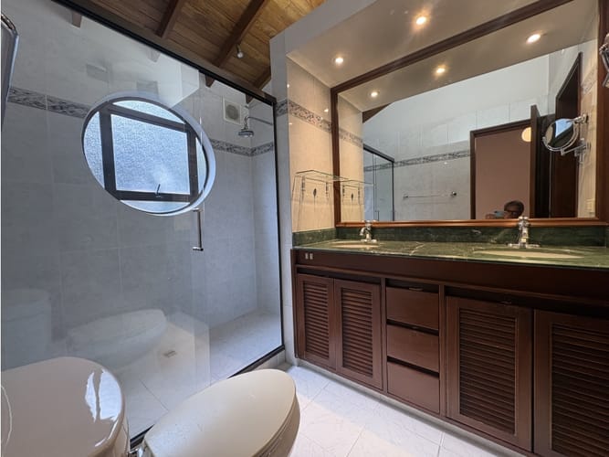 Casa de 3 alcobas en arriendo en El Poblado, Medellín, 217 m² · foto 11 de 17