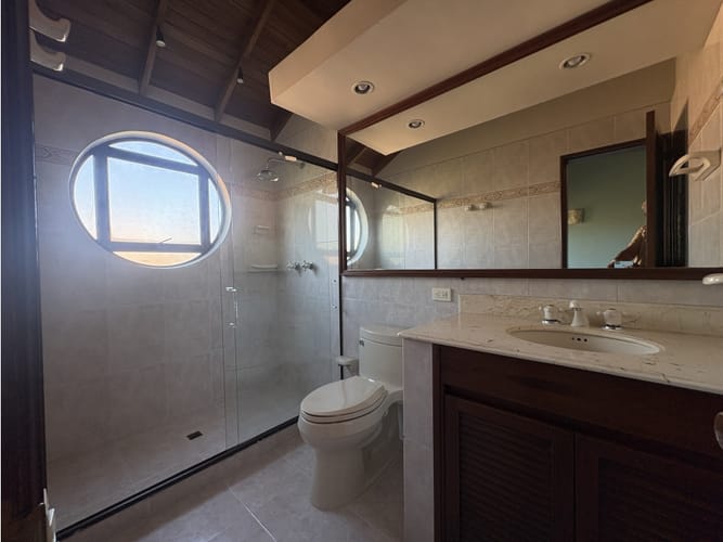 Casa de 3 alcobas en arriendo en El Poblado, Medellín, 217 m² · foto 16 de 17