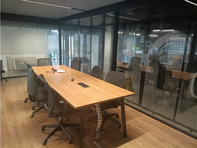 Oficina en arriendo en La Aguacatala, Medellín, 909 m² · foto 2 de 24