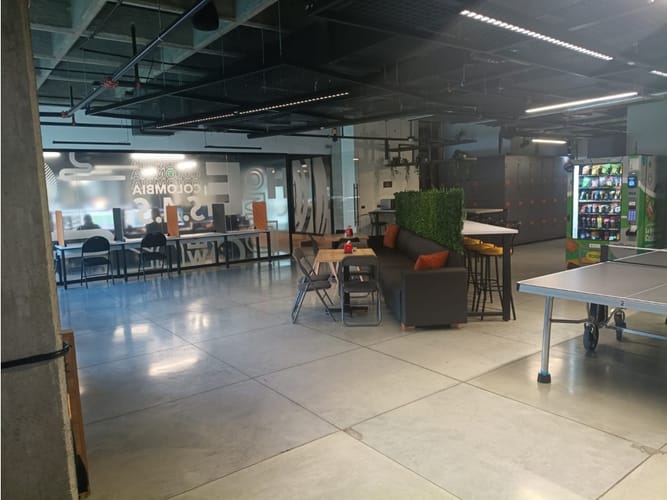 Oficina en arriendo en La Aguacatala, Medellín, 909 m² · foto 4 de 24