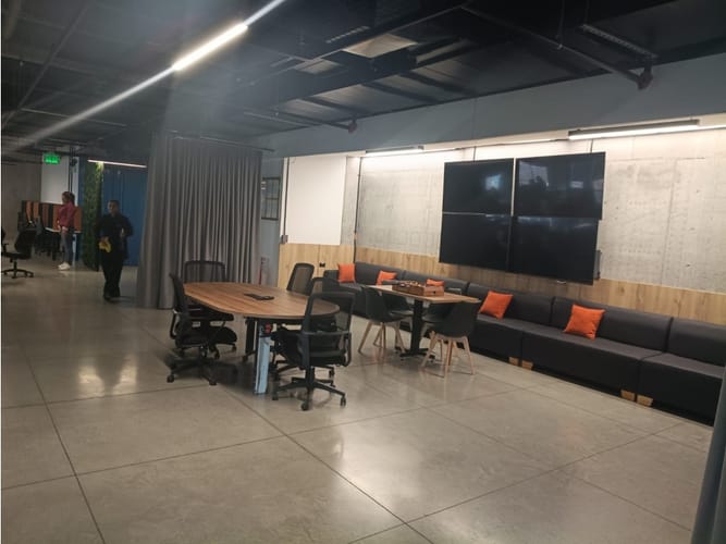 Oficina en arriendo en La Aguacatala, Medellín, 909 m² · foto 10 de 24