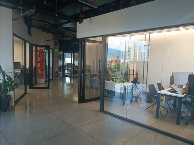 Oficina en arriendo en La Aguacatala, Medellín, 909 m² · foto 12 de 24