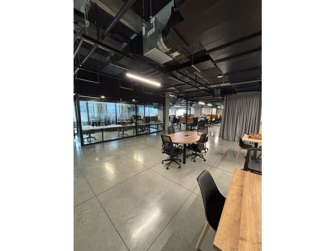 Oficina en arriendo en La Aguacatala, Medellín, 909 m² · foto 22 de 24