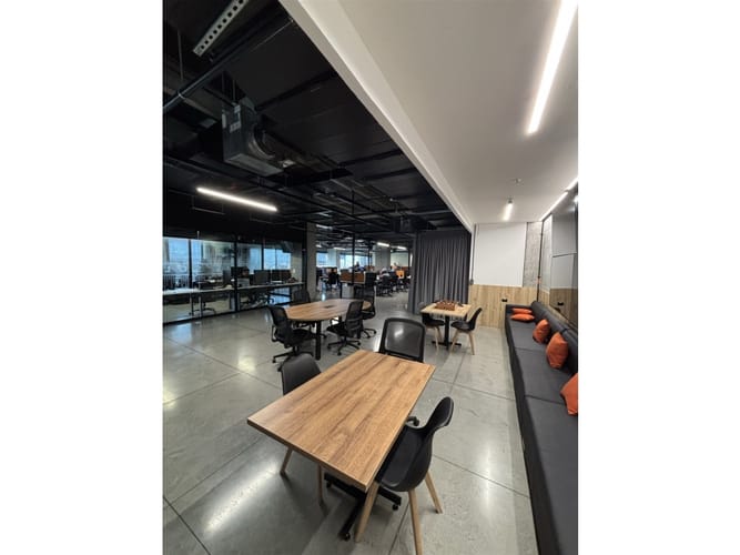 Oficina en arriendo en La Aguacatala, Medellín, 909 m² · foto 23 de 24