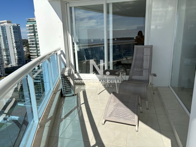 Apartamento ideal de 3 dormitorios en suite, con balcón espectacular con vista al mar, en Mansa- Punta del Este · Foto 3