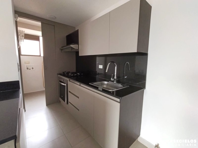 Apartamento en arriendo en El Poblado, Medellín · foto 3 de 10