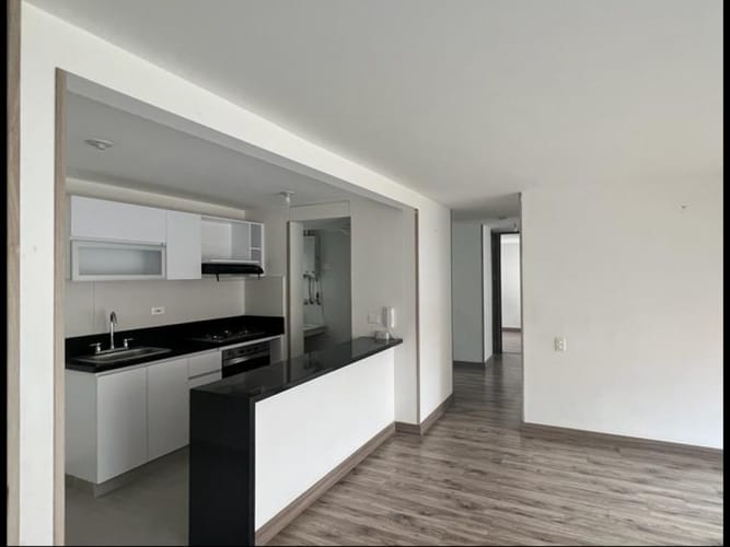 Apartamento de 3 alcobas en venta en La Magnolia, Madrid, 70 m² · foto 2 de 24