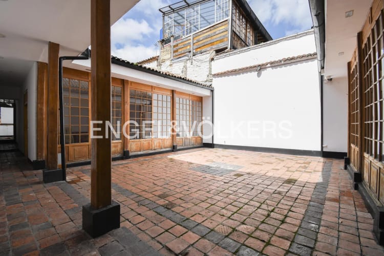 Casa en venta en La Candelaria, Bogotá, 404 m² · foto 2 de 10
