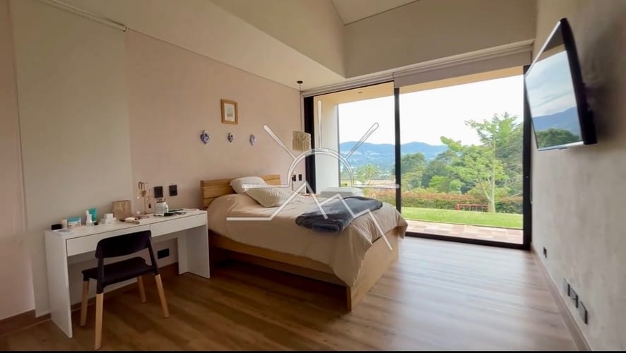 Casa de 5 alcobas en venta en Guamito, La Ceja, 495 m² · foto 15 de 24