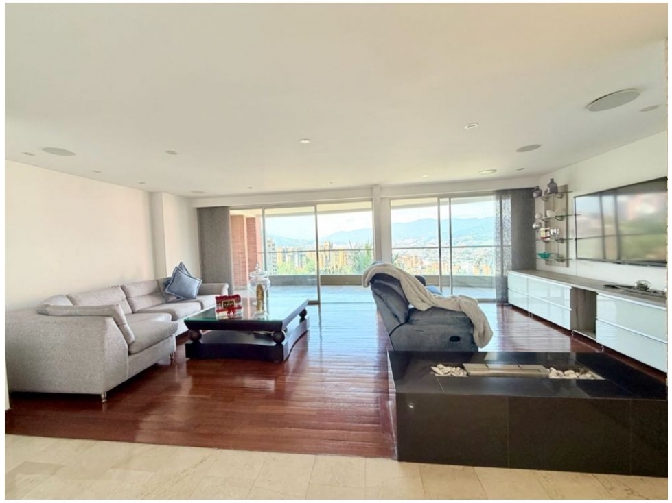 Apartamento en venta en El Poblado, Medellín · foto 2 de 18