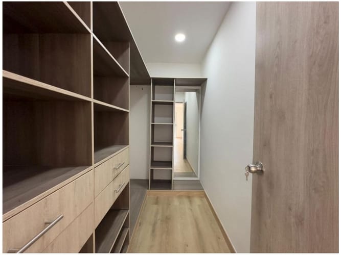 Casa de 3 alcobas en venta en El Salado, Envigado, 232 m² · foto 7 de 9