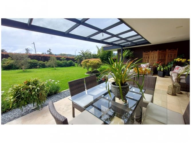 Casa de 3 alcobas en venta en El Poblado, Medellín, 1850 m² · foto 2 de 22