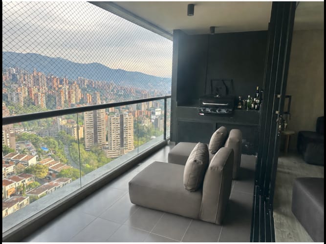 Apartamento de 2 alcobas en venta en Altos Del Poblado, Medellín, 102 m² · foto 2 de 17