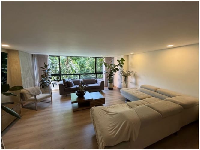 Apartamento de 3 alcobas en venta en El Castillo, Medellín, 143 m² · foto 2 de 13
