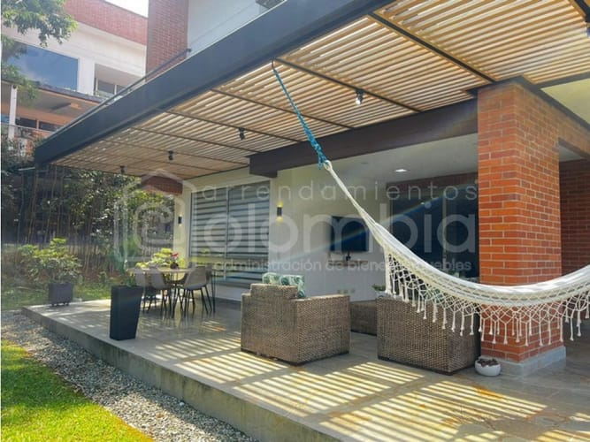 Casa de 3 alcobas en venta en Loma Del Escobero, Envigado, 360 m² · foto 2 de 24