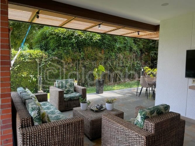 Casa de 3 alcobas en venta en Loma Del Escobero, Envigado, 360 m² · foto 3 de 24