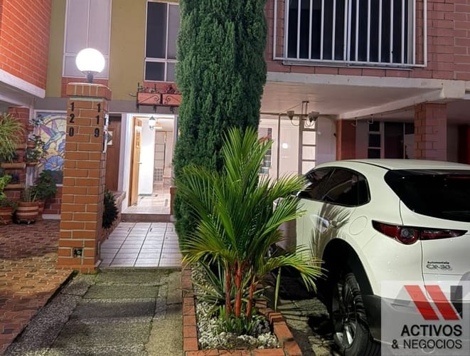 Casa de 3 alcobas en venta en Belén, Medellín, 334 m² · foto 2 de 19