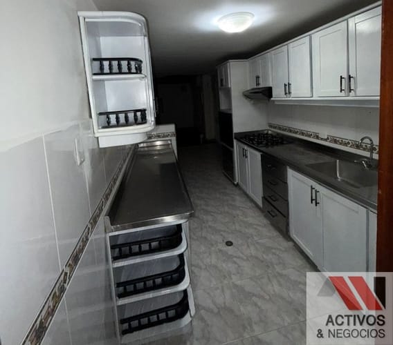 Casa de 3 alcobas en venta en Belén, Medellín, 334 m² · foto 3 de 19