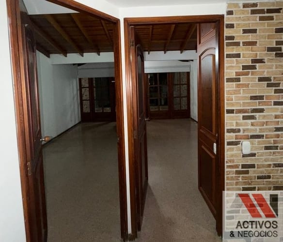 Casa de 3 alcobas en venta en Belén, Medellín, 334 m² · foto 5 de 19