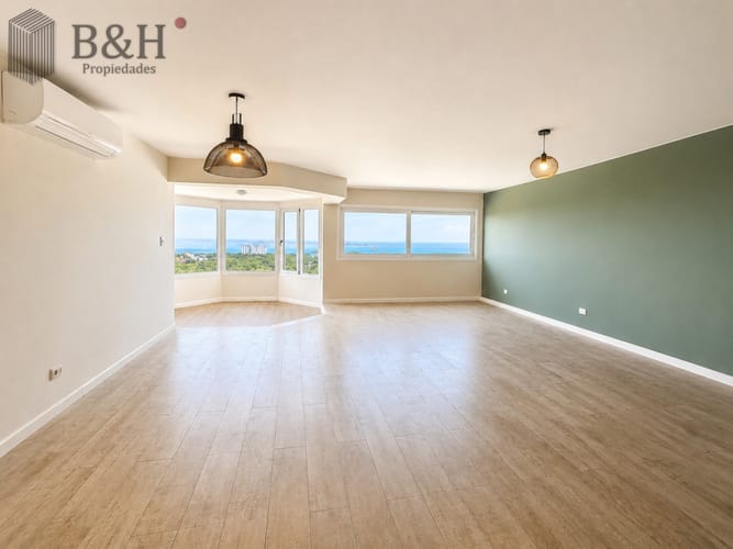 Venta y alquiler anual de amplio apartamento de tres dormitorios completamente reciclado sobre Roosevelt, Punta del Este · Foto 1