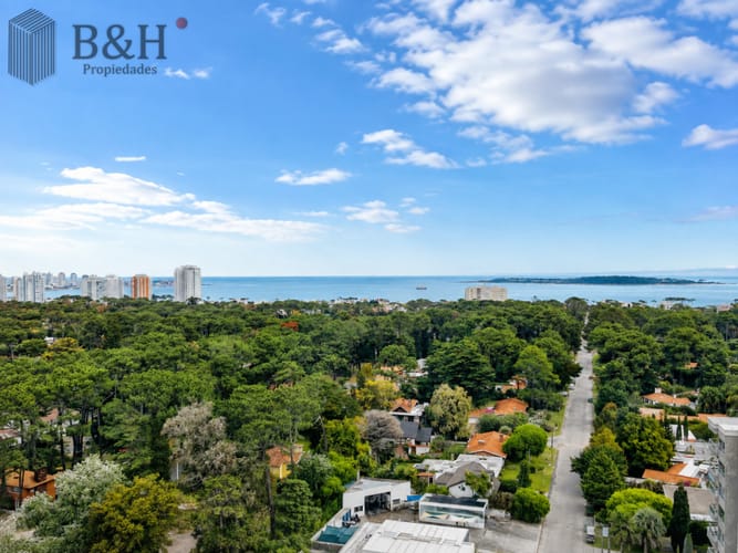 Venta y alquiler anual de amplio apartamento de tres dormitorios completamente reciclado sobre Roosevelt, Punta del Este · Foto 2