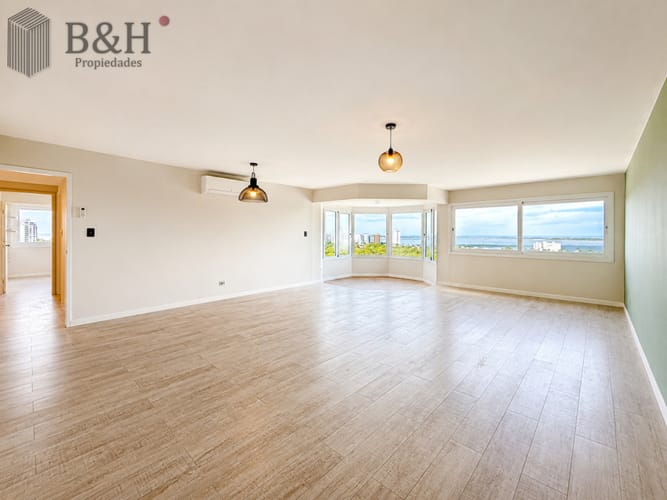 Venta y alquiler anual de amplio apartamento de tres dormitorios completamente reciclado sobre Roosevelt, Punta del Este · Foto 3