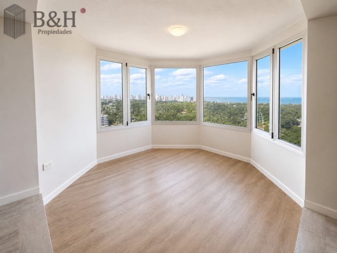 Venta y alquiler anual de amplio apartamento de tres dormitorios completamente reciclado sobre Roosevelt, Punta del Este · Foto 5