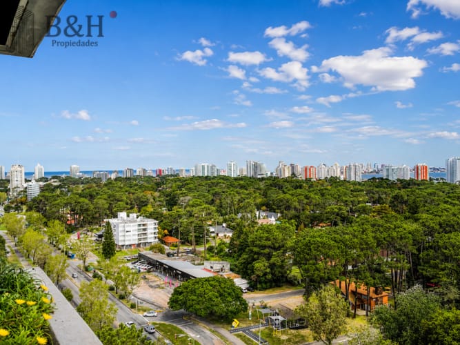Venta y alquiler anual de amplio apartamento de tres dormitorios completamente reciclado sobre Roosevelt, Punta del Este · Foto 7