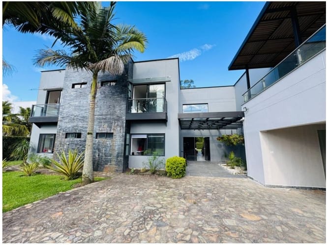 Casa de 6 alcobas en venta en Llano Grande, Rionegro · foto 2 de 24