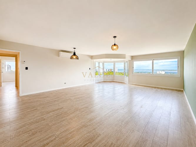Venta y alquiler anual de amplio apartamento de tres dormitorios completamente reciclado sobre Roosevelt, Punta del Este · Foto 3