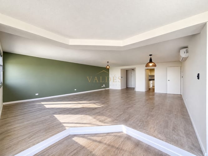 Venta y alquiler anual de amplio apartamento de tres dormitorios completamente reciclado sobre Roosevelt, Punta del Este · Foto 4