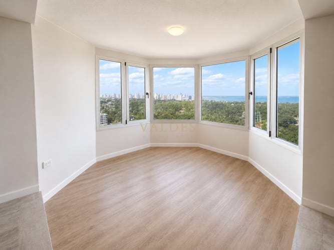 Venta y alquiler anual de amplio apartamento de tres dormitorios completamente reciclado sobre Roosevelt, Punta del Este · Foto 5
