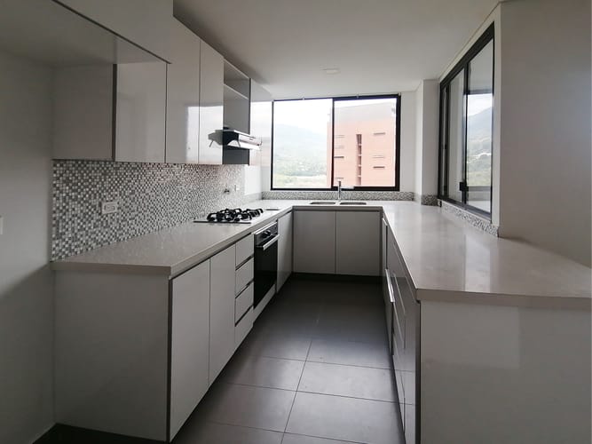 Apartamento de 3 alcobas en venta en Loma De Las Brujas, Envigado, 134 m² · foto 3 de 22