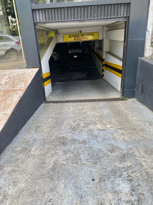 Edificio en venta en El Limonar, Cali, 700 m² · foto 2 de 11