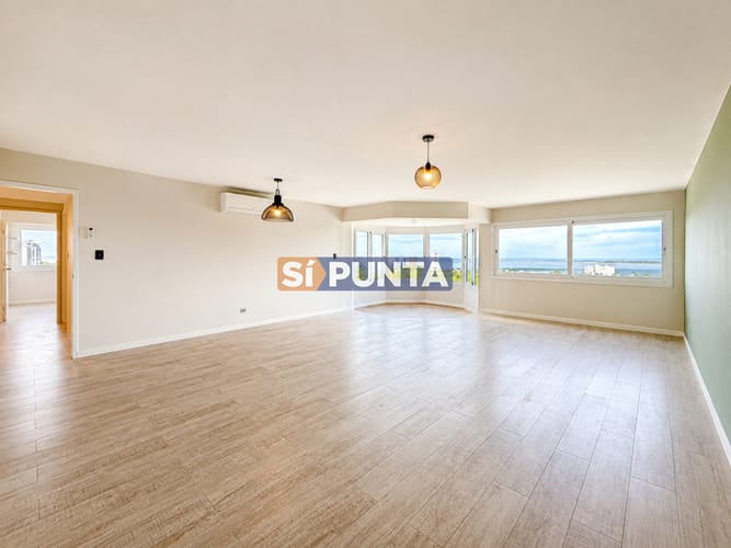 Venta y alquiler anual de amplio apartamento de tres dormitorios completamente reciclado sobre Roosevelt, Punta del Este · Foto 3