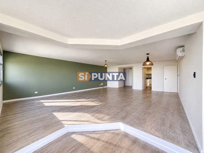 Venta y alquiler anual de amplio apartamento de tres dormitorios completamente reciclado sobre Roosevelt, Punta del Este · Foto 4