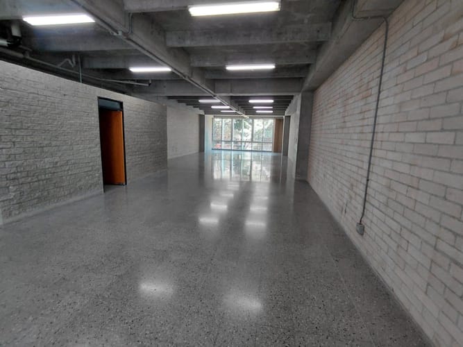 Oficina en arriendo en La Aguacatala, Medellín, 395 m² · foto 12 de 15