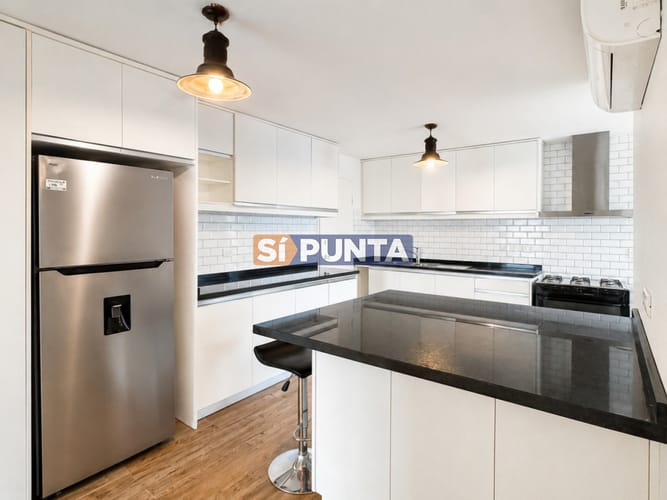 Venta y alquiler anual de amplio apartamento de tres dormitorios completamente reciclado sobre Roosevelt, Punta del Este · Foto 8