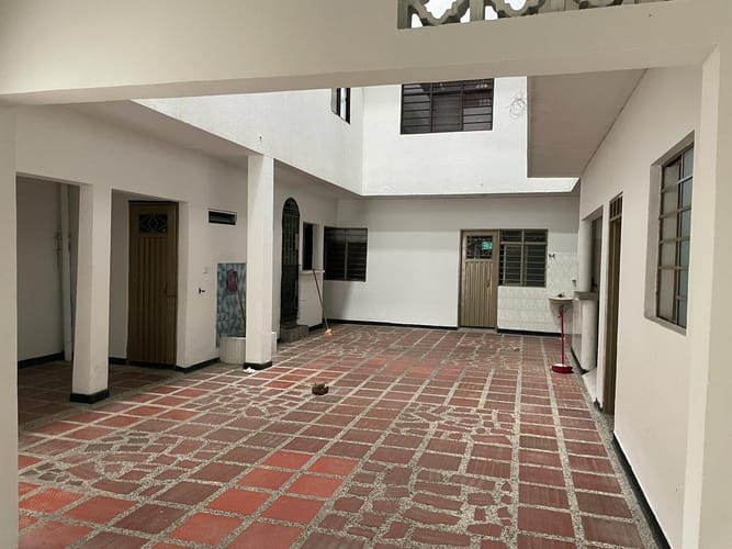 Casa de 12 alcobas en venta en Aguablanca, Cali, 397 m² · foto 2 de 12