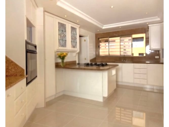 Apartamento de 3 alcobas en venta en La Cabrera, Bogotá, 220 m² · foto 3 de 14