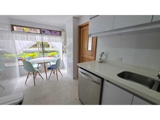 Apartamento de 3 alcobas en venta en Santa Barbara Oriental, Bogotá, 192 m² · foto 3 de 17