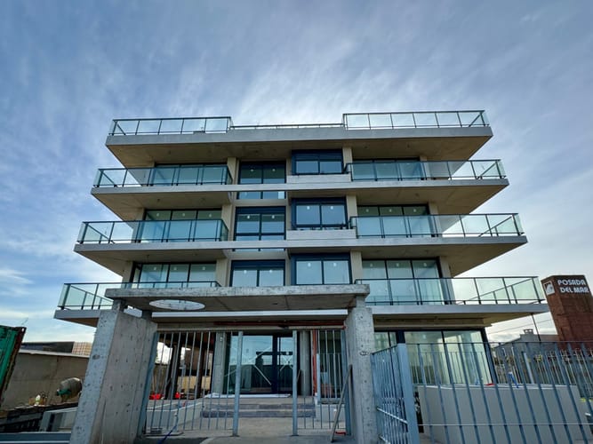 Apartamento en Alquiler a estrenar de 3 dormitorios con vista al mar en Barra de Carrasco