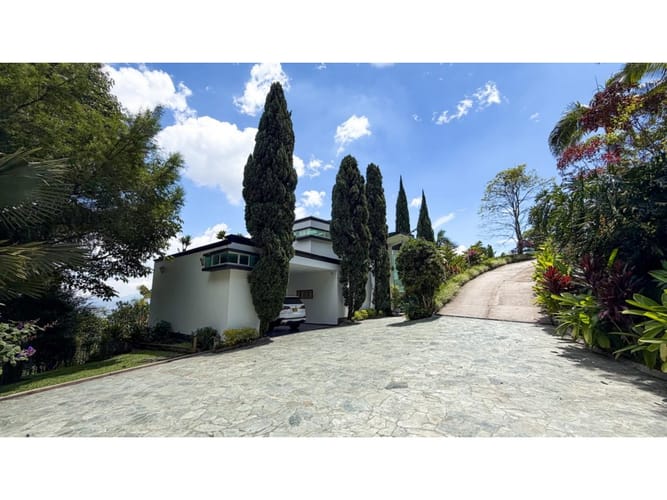 Casa de 3 alcobas en venta en El Poblado, Medellín, 726 m² · foto 2 de 24