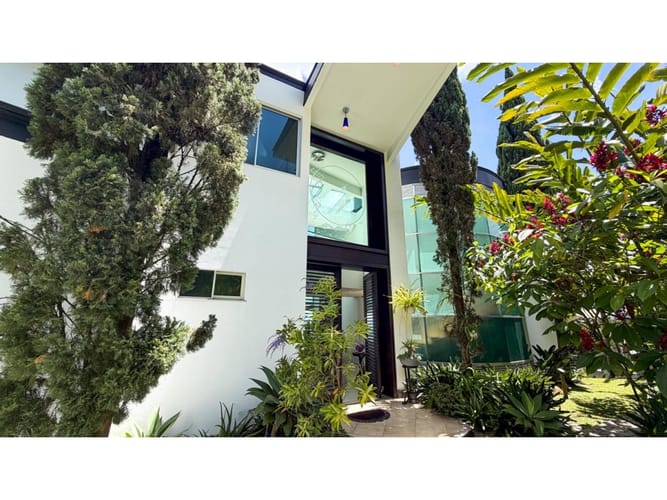 Casa de 3 alcobas en venta en El Poblado, Medellín, 726 m² · foto 3 de 24