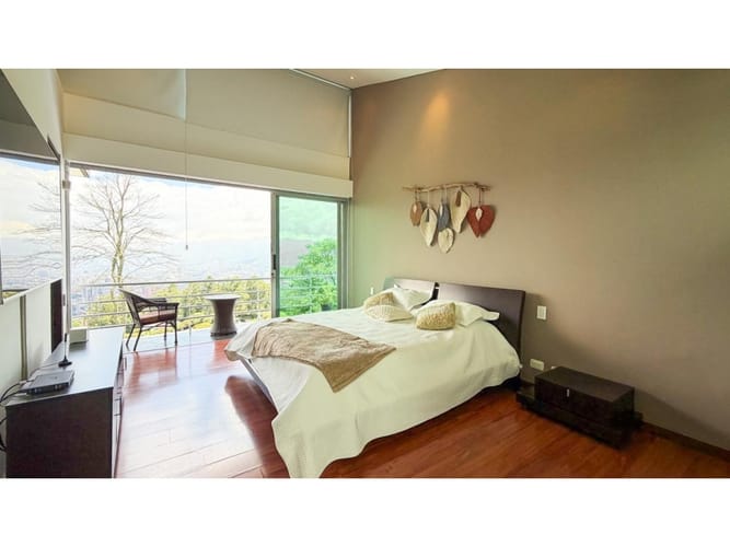 Casa de 3 alcobas en venta en El Poblado, Medellín, 726 m² · foto 4 de 24
